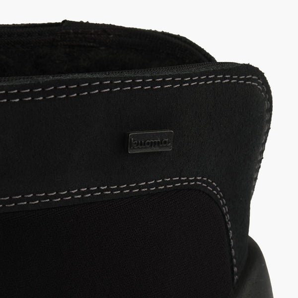 Kuoma Kauno talvinilkkurit musta lähikuva – vedenhylkivä pinta ja lämmin vuori.