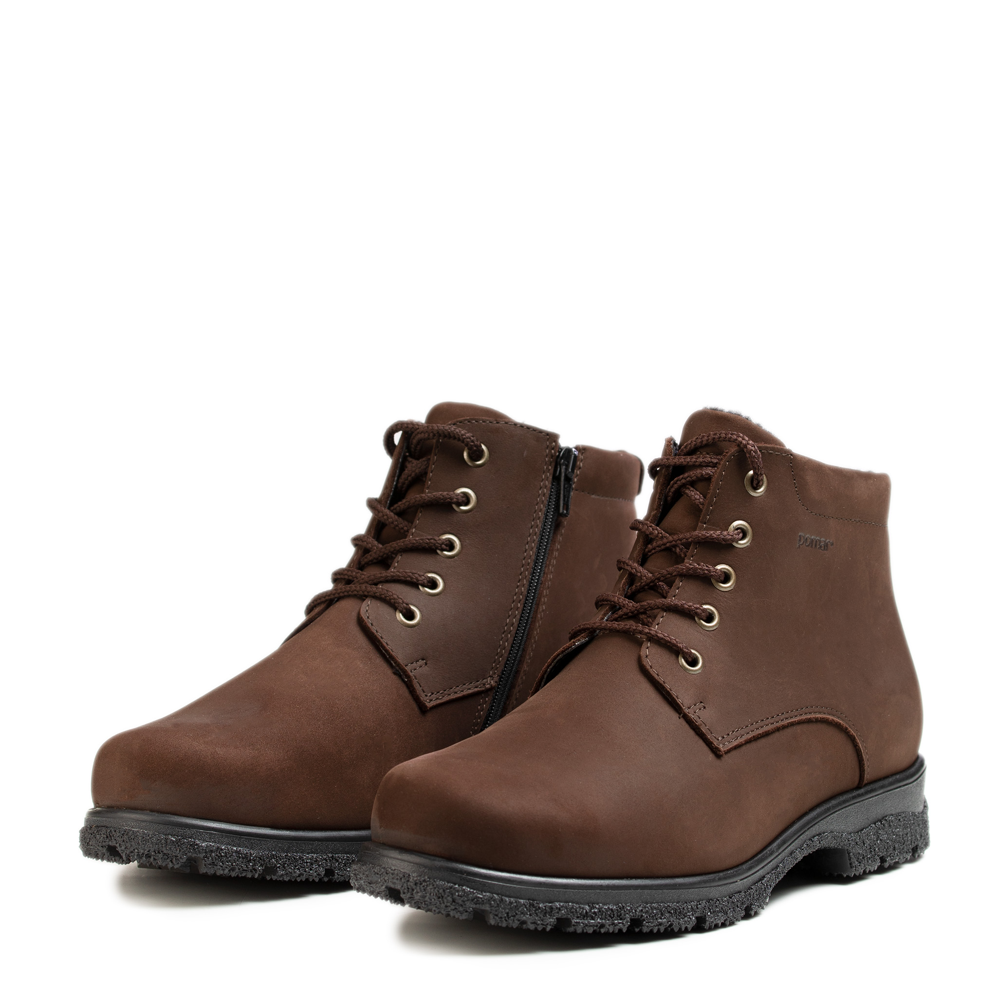 Lähikuva ruskeasta nupukkinahkaisesta talvinilkkurista, jossa näkyy pehmeä huopavuori