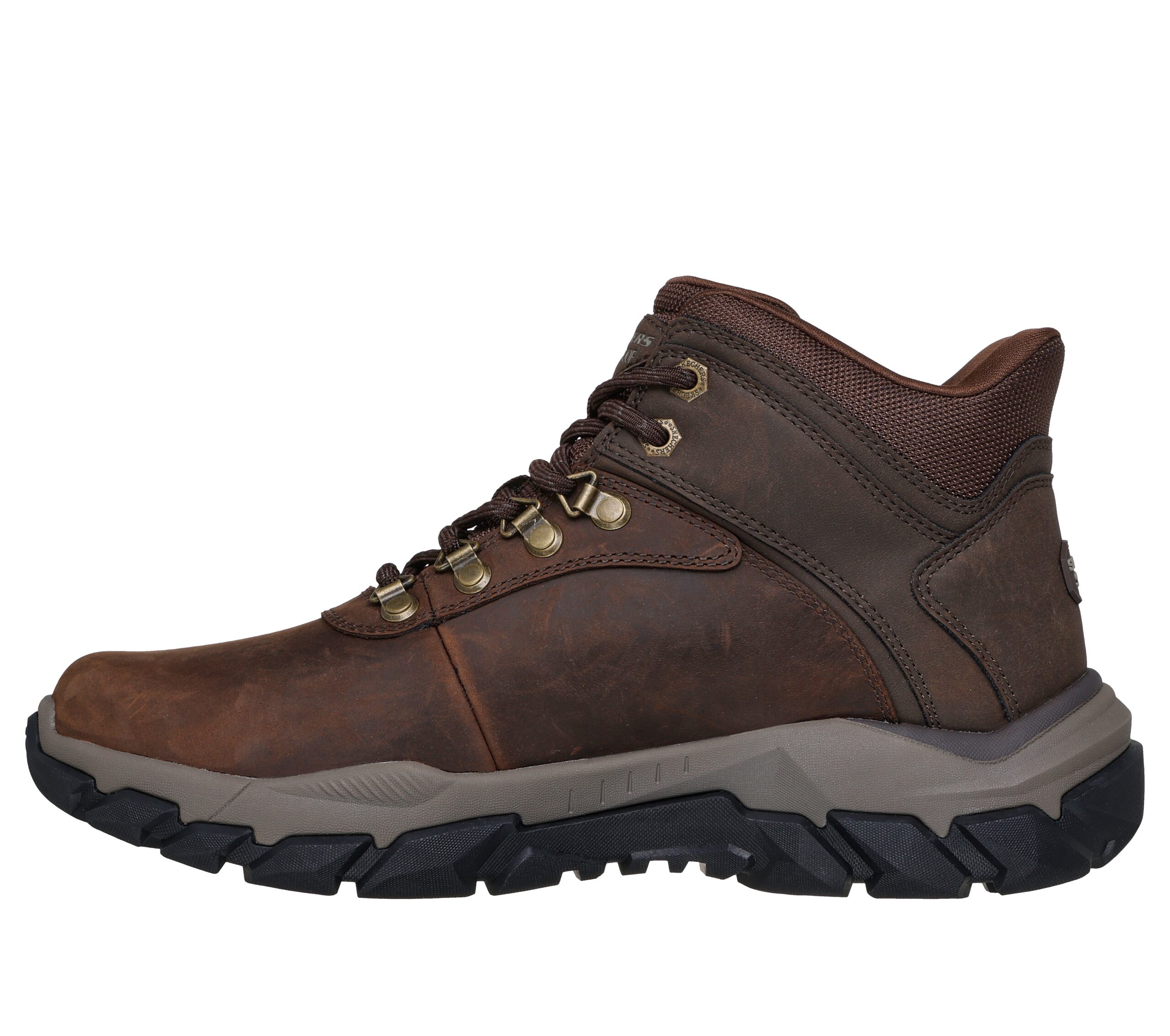 Skechers Santoro Relic Slip-Ins Cocoa miesten vaelluskengät käytössä lumisella polulla – vedenpitävät ja pitävät