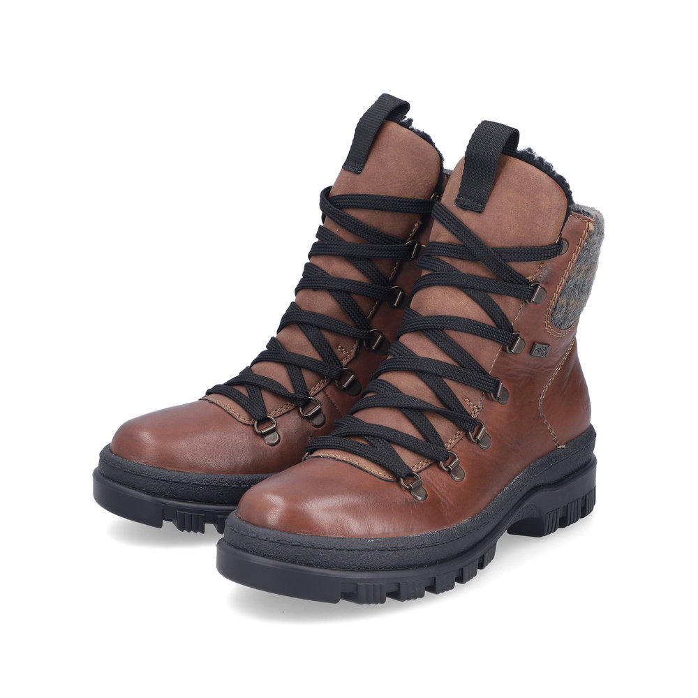 Rieker X8200-25 ruskeat kääntönasta kengät pari rinnakkain, pintanahkaa ja keinonahkaa, lämminvuoriset.