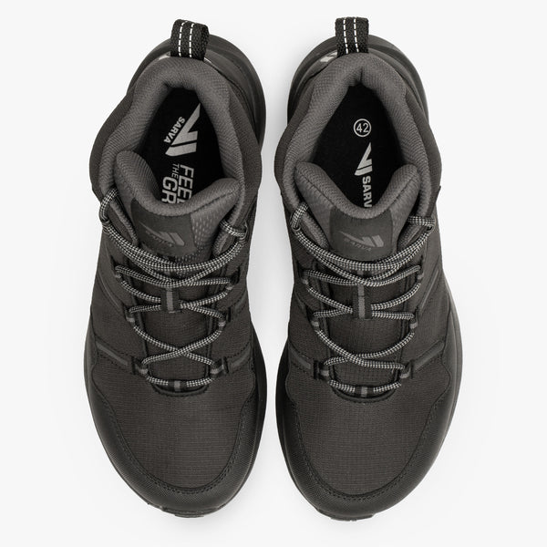 Lämmin sisävuori pitää jalat suojassa kylmältä ja kosteudelta.