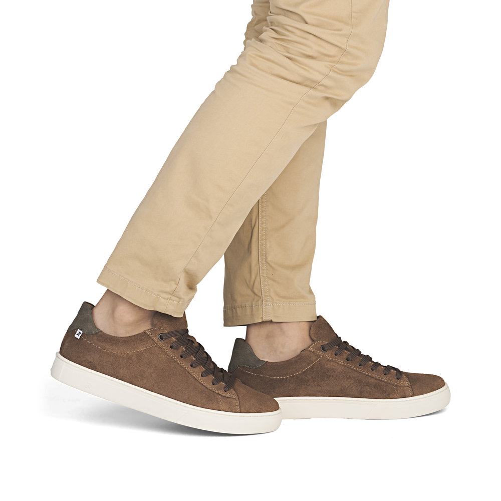 Rieker U0701-22 tennarit asukuvassa farkkujen kanssa