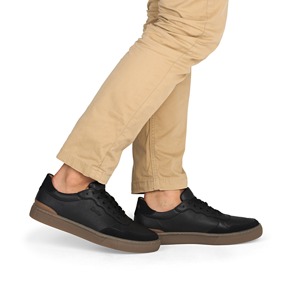 Rieker U0710-00 tennarit asukuvassa farkkujen kanssa